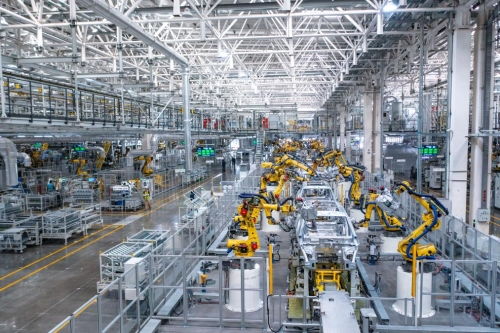 山城重慶見證“中國速度” 超級工廠30秒下線一臺車，水草打撈船守護碧水清波